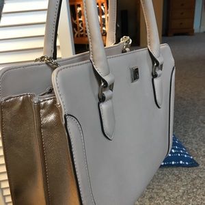 Selling a gorgeous purse!